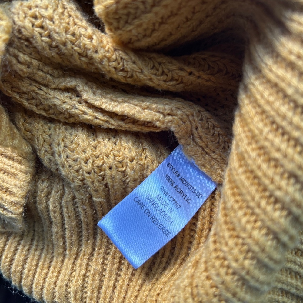 ✨3 for $18✨ Yellow V-Neck Women's Sweater - Picture 5 of 5